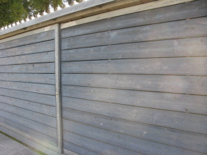 塗り替えなかった車庫です。 色合いがいまいちでてませんが青みがかった黒でぼくは好きです