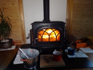 外気温１２℃、少しひんやりするのでストーブに火を入れました。