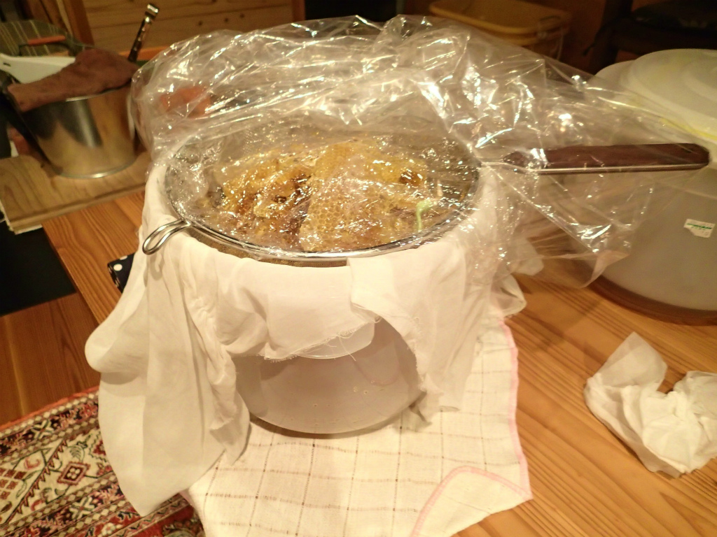 時間はかかりますが、きれいなはちみつがとれます。