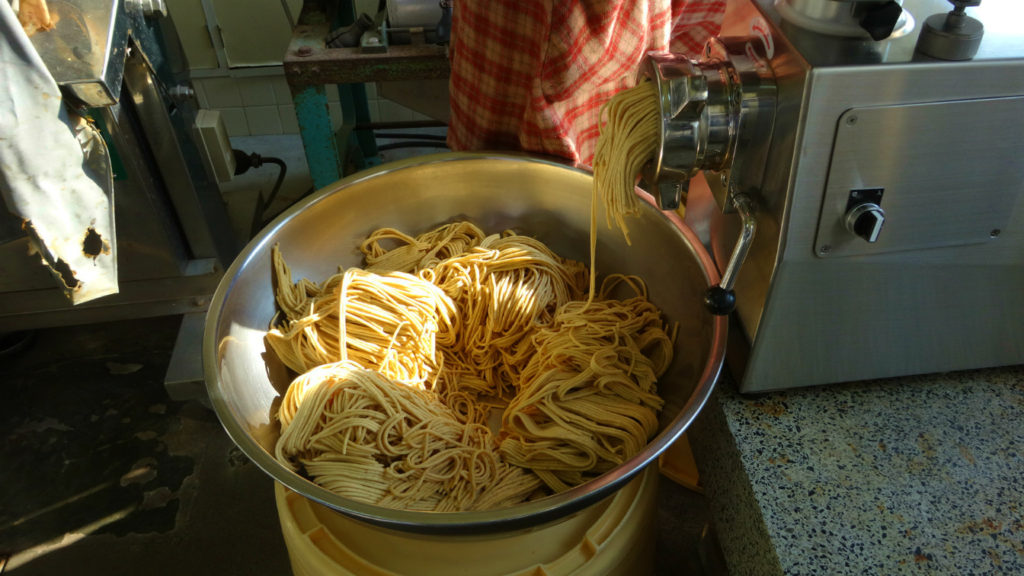 機械でどんどんミンチになって出てきます。