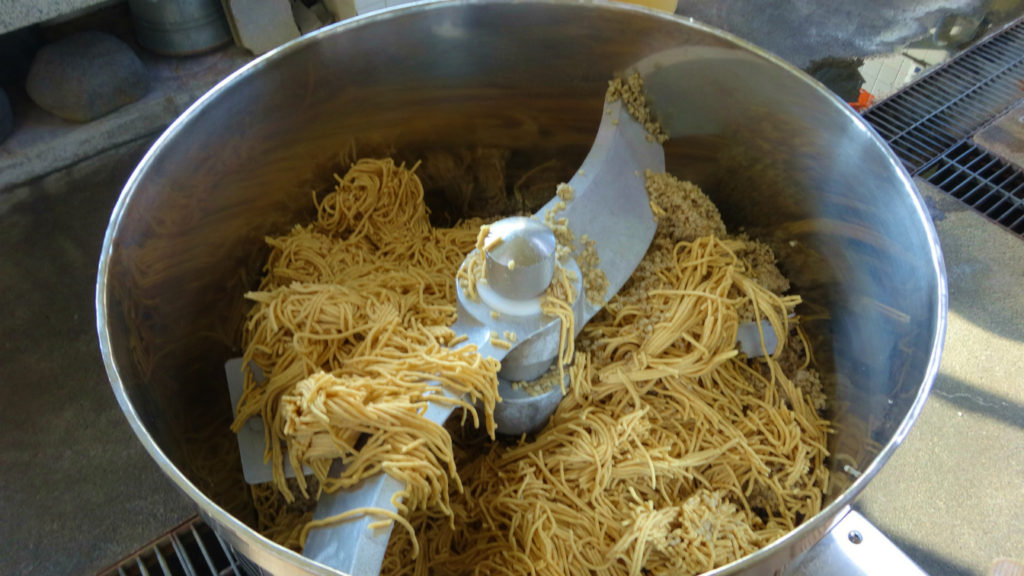 麦とミンチにした大豆を混ぜます。