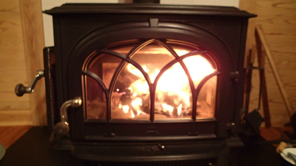 これから薪ストーブの前に座って過ごす時が多くなります。