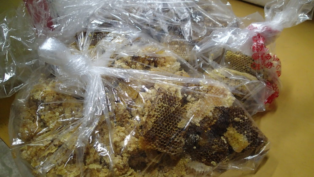 採蜜の残りです。蜜蝋もこれから作ります。