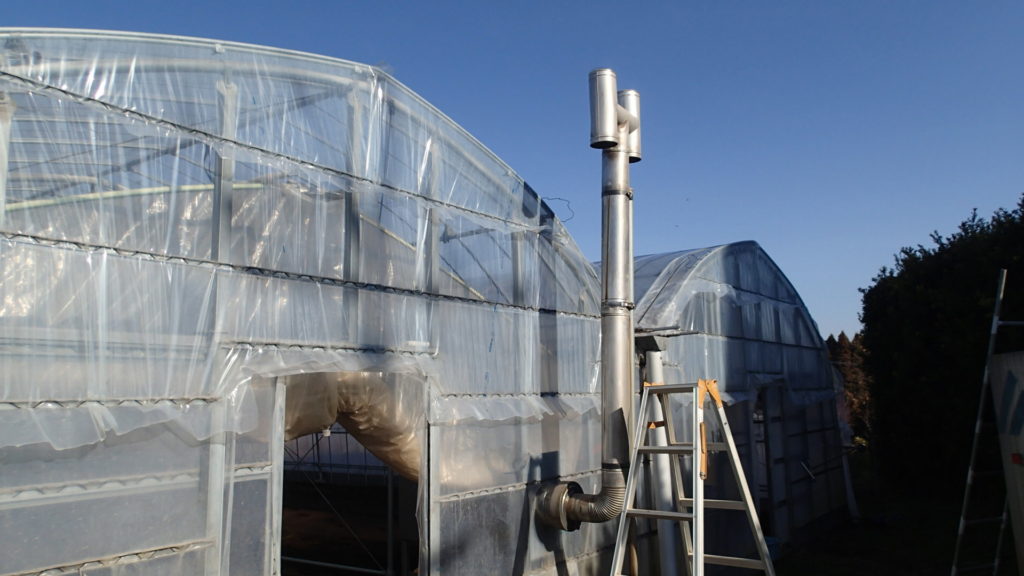 暖房機の煙突をセットして準備完了