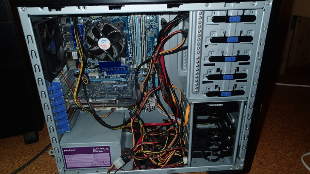 いつ自作したか忘れたぐらい古いパソコンです。