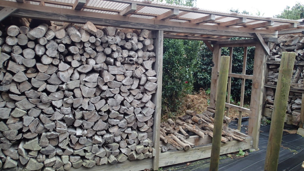 薪小屋2号の半分をやっと使い終わります。
