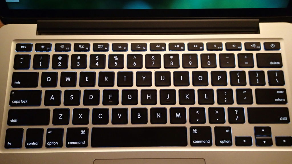 マックのキーボードは、まず見た目が美しいです。