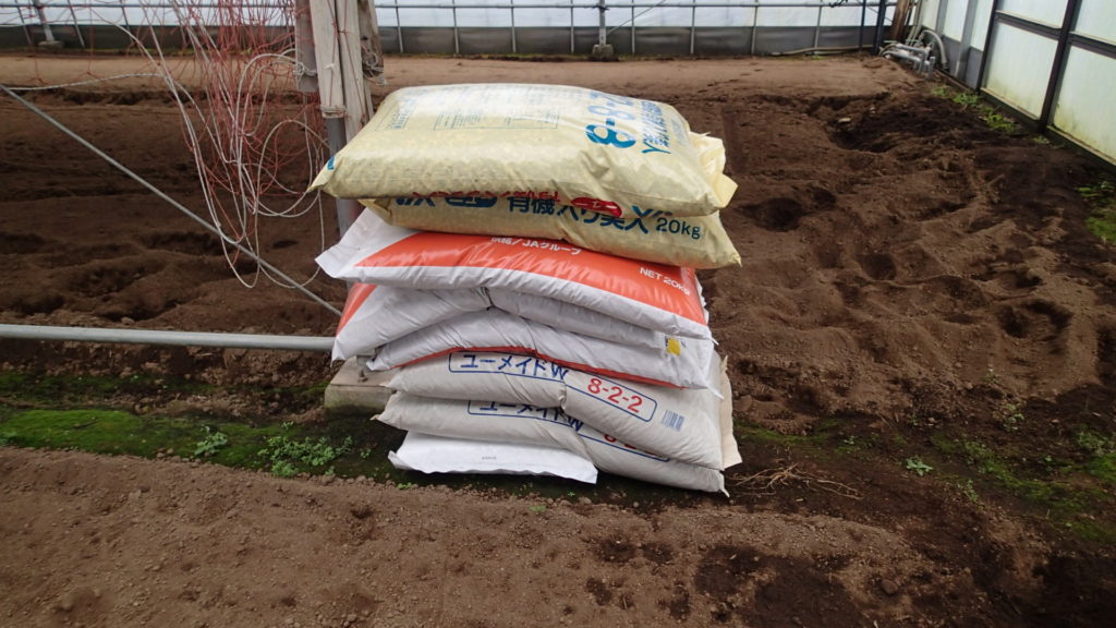 ひとハウスこれだけの肥料をまきます。