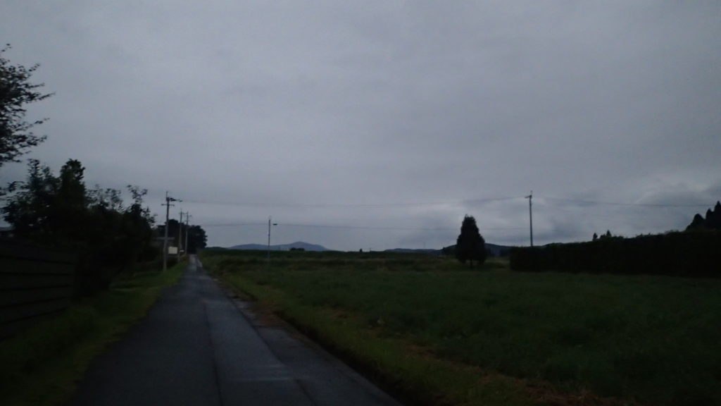 まだ薄暗いです。