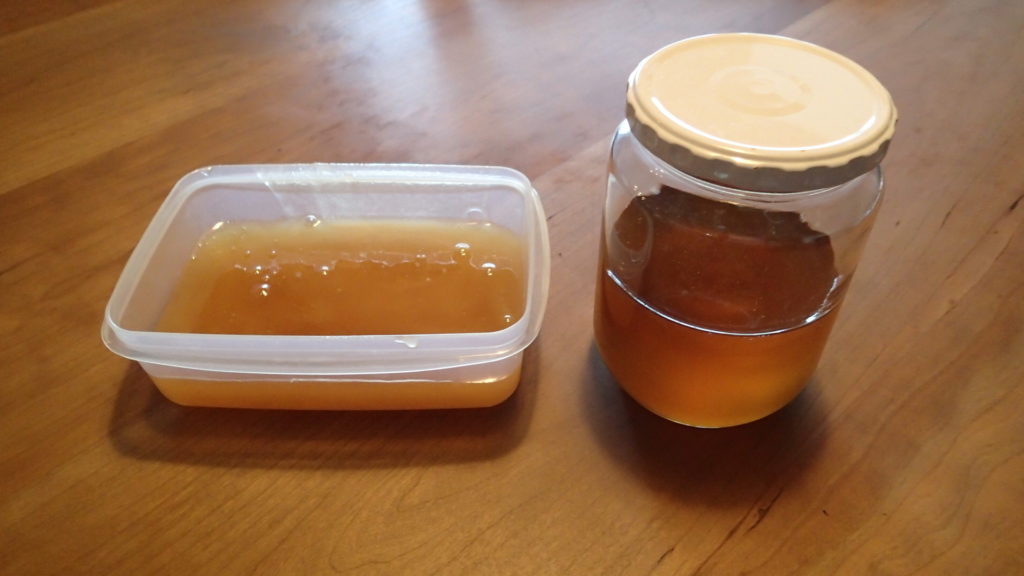 左が結晶した下部分、右が上部のはちみつ