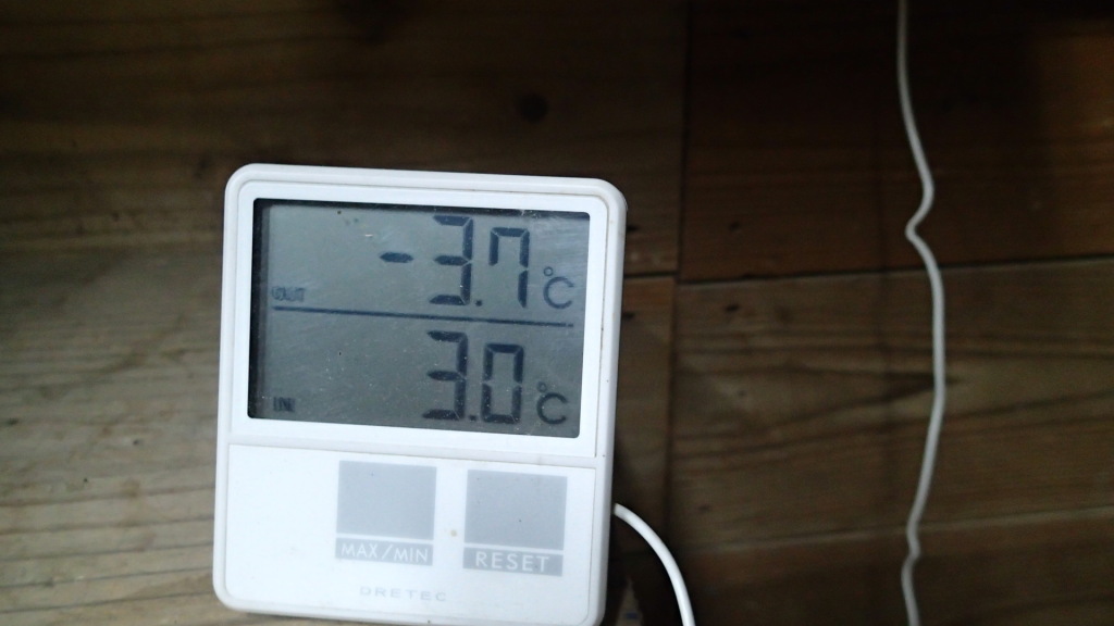 今朝の最低気温、センサーは軒下、もう少し低いかも・・・