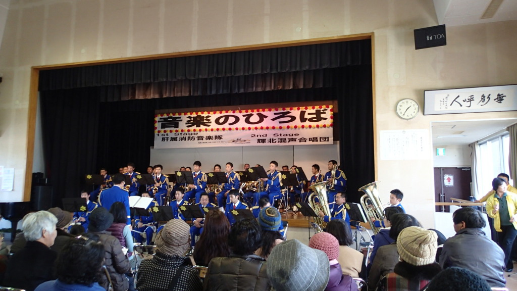 制服で演奏はかっこいいです。