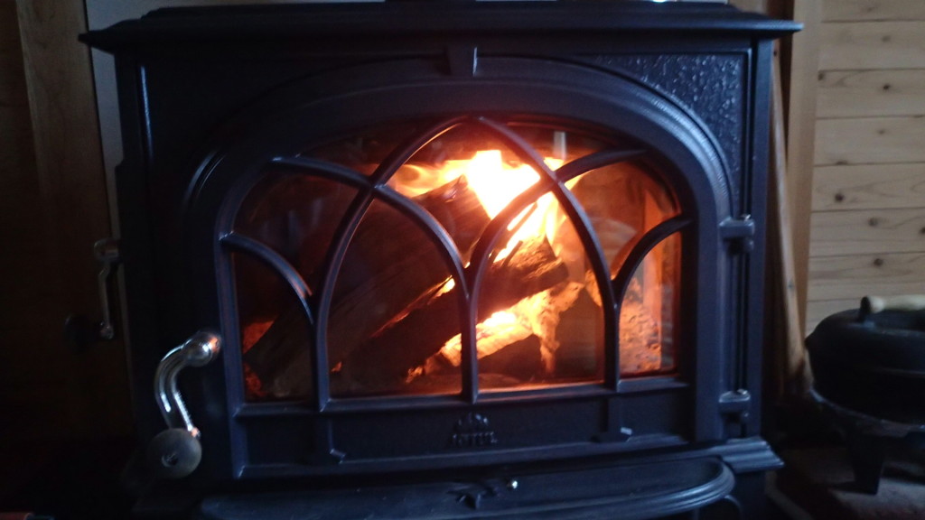 寒いです。薪ストーブです。