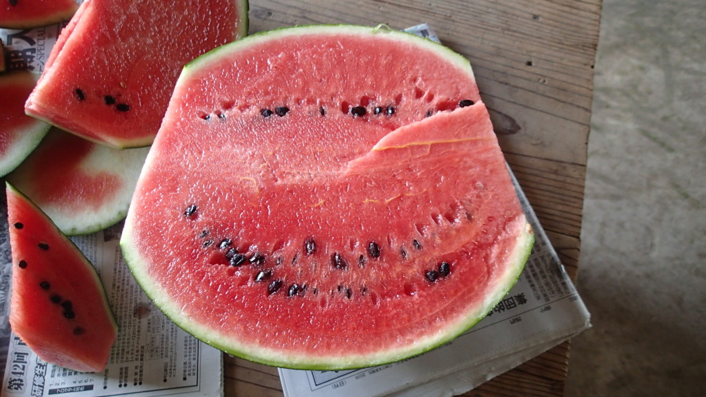 西瓜を食べても笑顔になります。