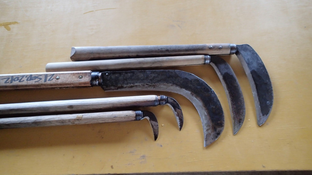 収穫鎌と草刈り鎌も研ぎました。