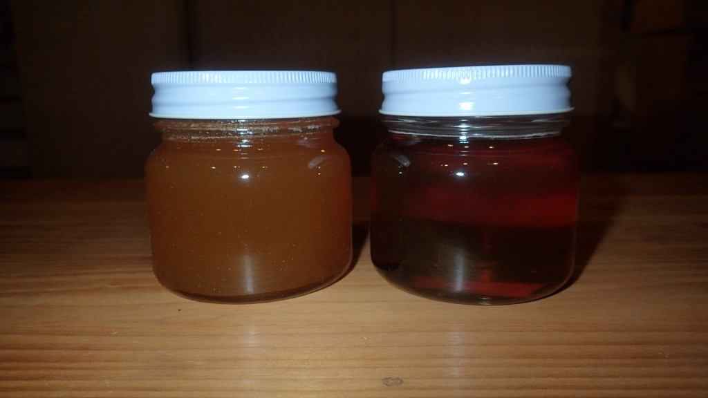 ビンに入れてみました。左がシャーベット蜂蜜。