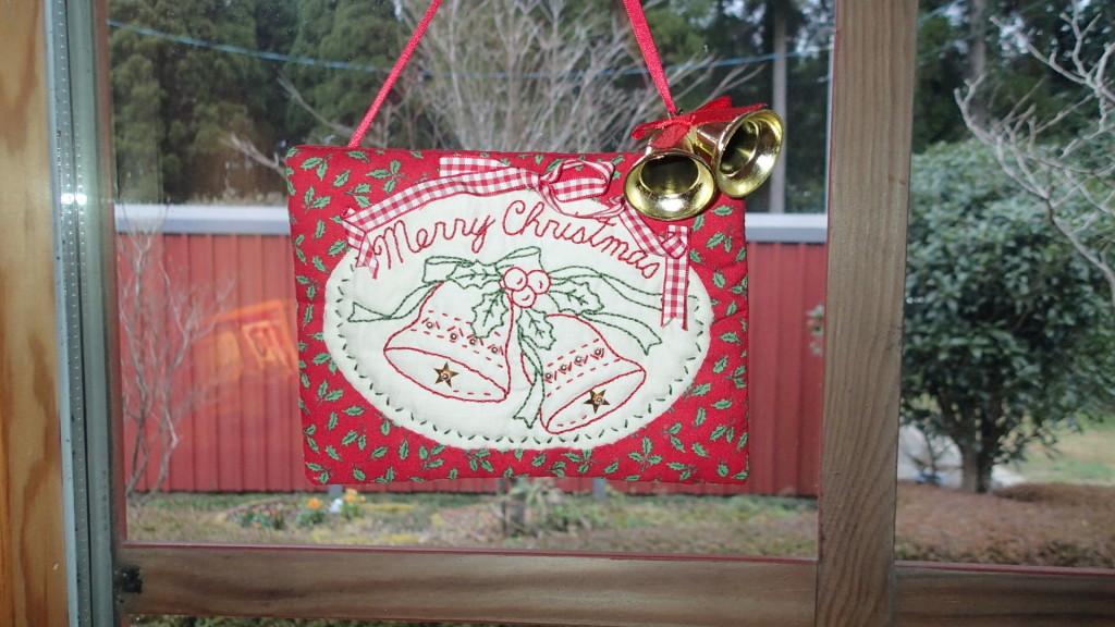 玄関ドアに飾ってあります。外を向いているけど撮影のためひっくり返しました。