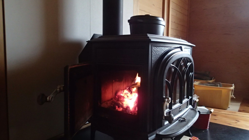 家の暖房には薪ストーブ