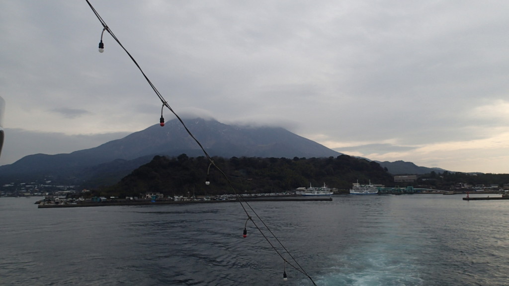 桜島には雲がかかっていました。