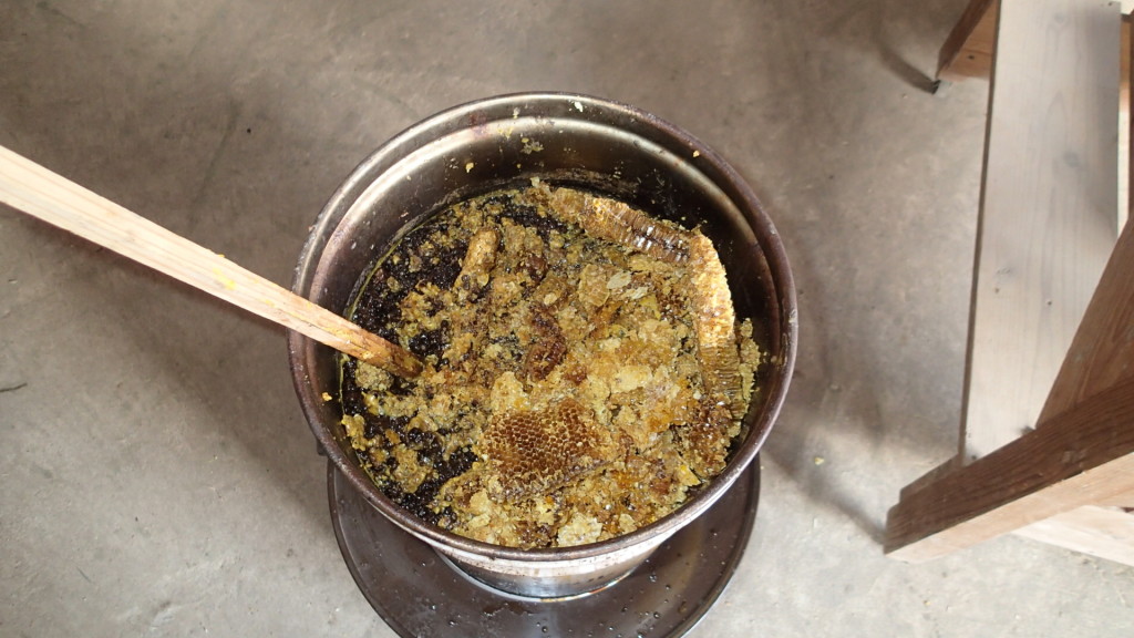 コンロでゆっくり温めます。