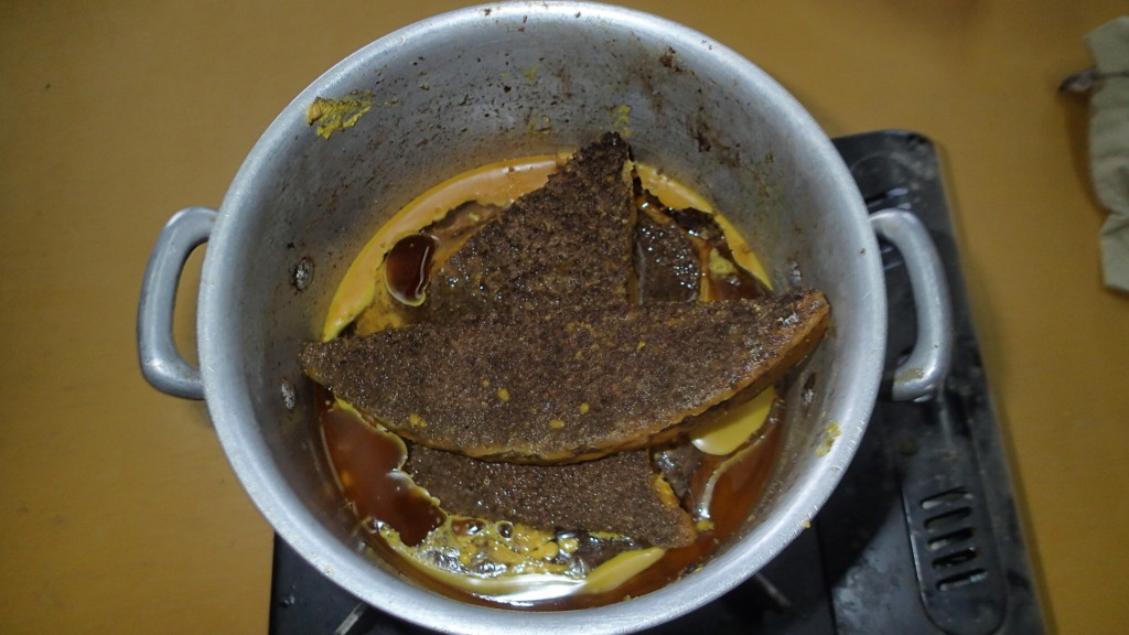 少し水を入れて鍋で温めます。