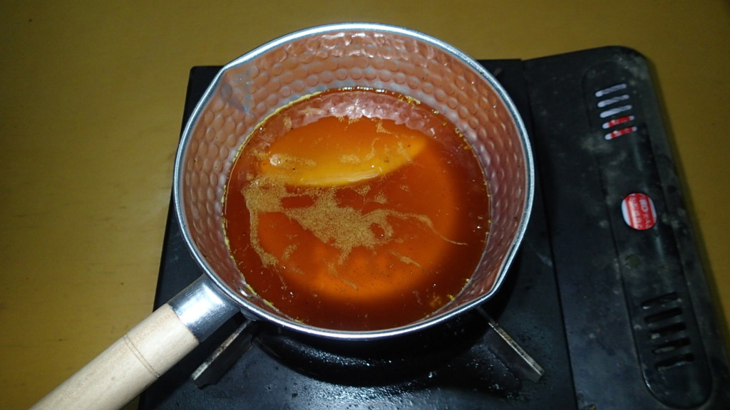 溶かしたらきれいな蜜蝋です。