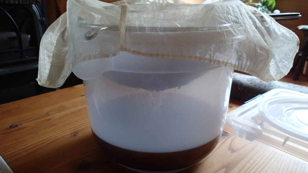 ゆっくりとはちみつが落ちてきます。