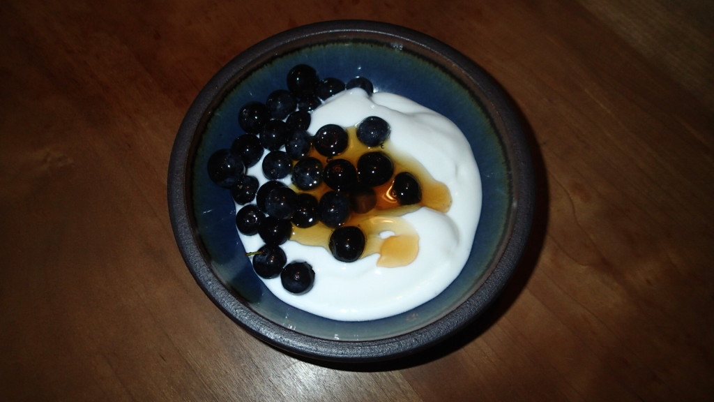 ブルーベリーの酸っぱさに、はちみつが合います。