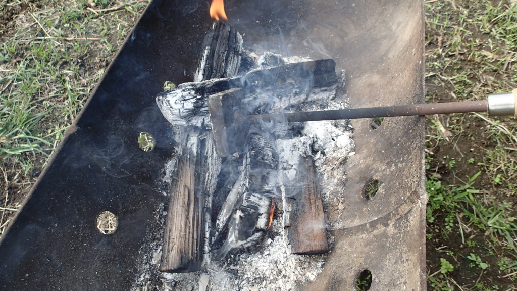 薪で火を焚いて焼き印します。