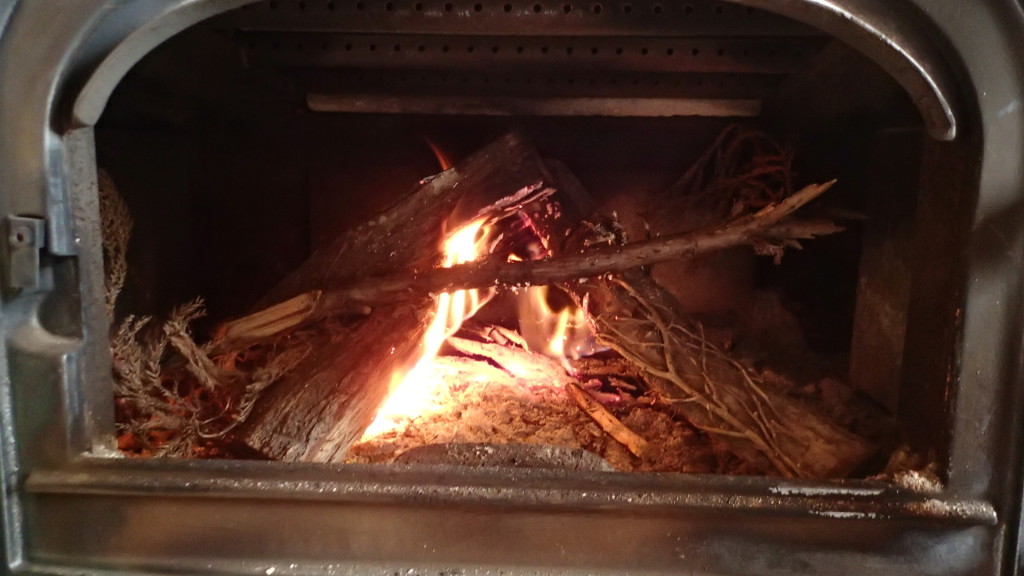 薪ストーブは何が楽しいかって、焚き付けが一番楽しい！